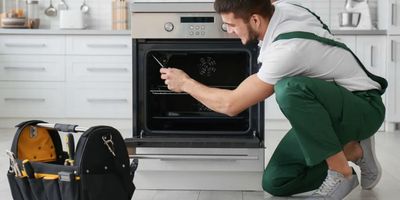 Сломался домашний помощник: как быстро и надежно найти мастера по ремонту духовки в Москве